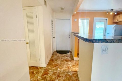 Copropriété à louer à Hallandale Beach, Floride: 1 chambre, 78.69 m2 № 2042706 - photo 17
