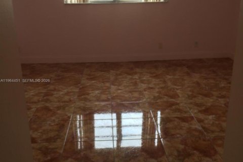 Copropriété à louer à Hallandale Beach, Floride: 1 chambre, 78.69 m2 № 2042706 - photo 13