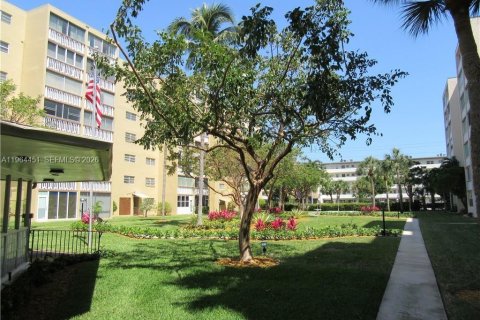 Copropriété à louer à Hallandale Beach, Floride: 1 chambre, 78.69 m2 № 2042706 - photo 8