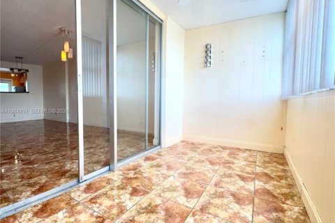 Copropriété à louer à Hallandale Beach, Floride: 1 chambre, 78.69 m2 № 2042706 - photo 16