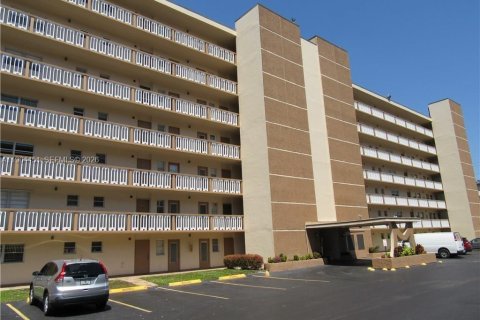 Copropriété à louer à Hallandale Beach, Floride: 1 chambre, 78.69 m2 № 2042706 - photo 2