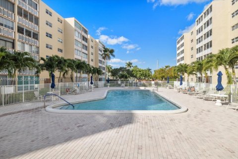 Copropriété à louer à Hallandale Beach, Floride: 1 chambre, 78.69 m2 № 2042706 - photo 5