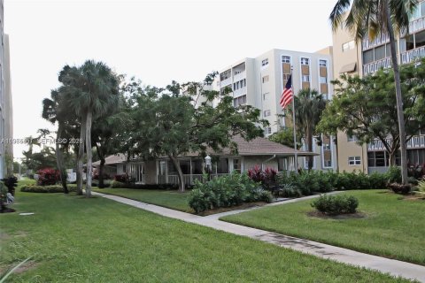 Copropriété à louer à Hallandale Beach, Floride: 1 chambre, 78.69 m2 № 2042706 - photo 6