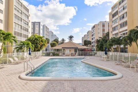 Copropriété à louer à Hallandale Beach, Floride: 1 chambre, 78.69 m2 № 2042706 - photo 4