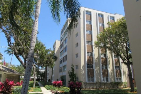 Copropriété à louer à Hallandale Beach, Floride: 1 chambre, 78.69 m2 № 2042706 - photo 3