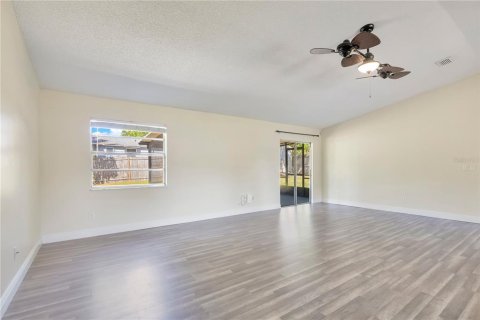 House in Apopka, Florida 3 bedrooms, 119.66 sq.m. № 2098360 - photo 7