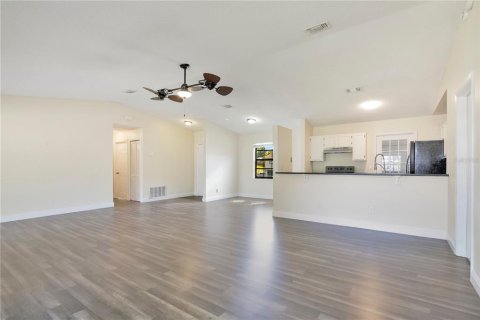 House in Apopka, Florida 3 bedrooms, 119.66 sq.m. № 2098360 - photo 9