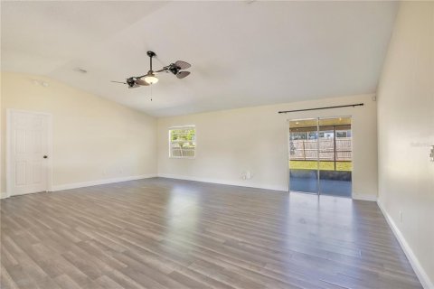 House in Apopka, Florida 3 bedrooms, 119.66 sq.m. № 2098360 - photo 6