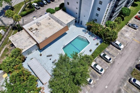Condo in North Miami Beach, Florida, 1 bedroom  № 1970371 - photo 21