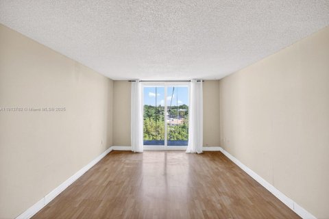 Condo in North Miami Beach, Florida, 1 bedroom  № 1970371 - photo 5