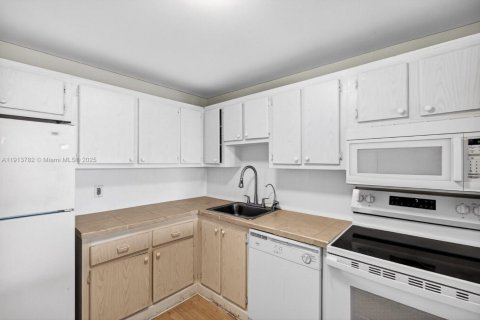 Condo in North Miami Beach, Florida, 1 bedroom  № 1970371 - photo 17