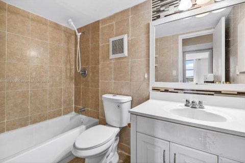 Condo in North Miami Beach, Florida, 1 bedroom  № 1970371 - photo 15