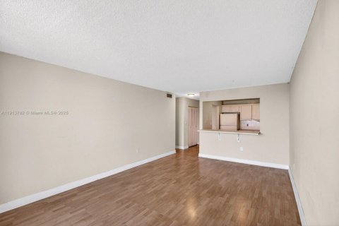 Condo in North Miami Beach, Florida, 1 bedroom  № 1970371 - photo 3