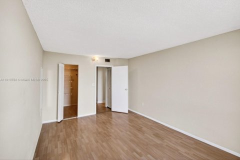Condo in North Miami Beach, Florida, 1 bedroom  № 1970371 - photo 7