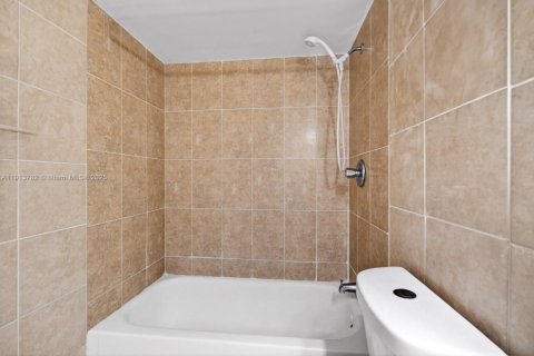 Condo in North Miami Beach, Florida, 1 bedroom  № 1970371 - photo 14