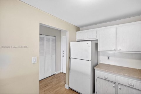 Condo in North Miami Beach, Florida, 1 bedroom  № 1970371 - photo 18