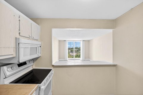 Condo in North Miami Beach, Florida, 1 bedroom  № 1970371 - photo 10