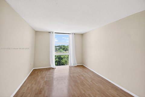 Condo in North Miami Beach, Florida, 1 bedroom  № 1970371 - photo 8