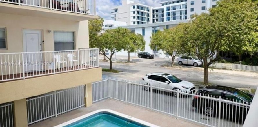 Condominio en Hollywood, Florida, 1 dormitorio  № 2041620