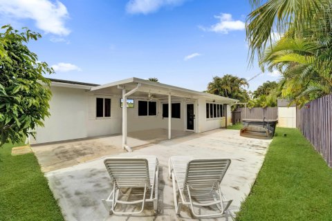 House in Wilton Manors, Florida 3 bedrooms, 138.42 sq.m. № 2252669 - photo 15