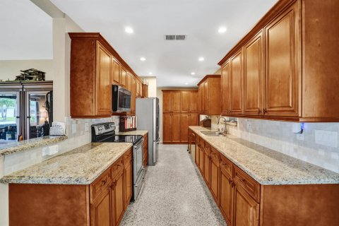 House in Wilton Manors, Florida 3 bedrooms, 138.42 sq.m. № 2252669 - photo 5