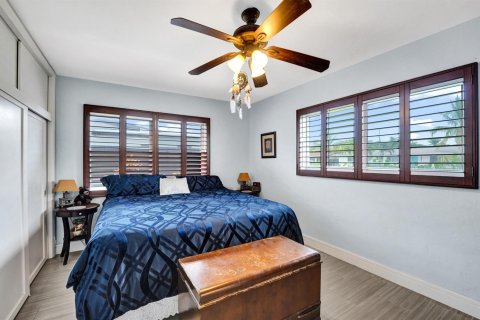 House in Wilton Manors, Florida 3 bedrooms, 138.42 sq.m. № 2252669 - photo 9