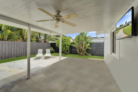 House in Wilton Manors, Florida 3 bedrooms, 138.42 sq.m. № 2252669 - photo 14