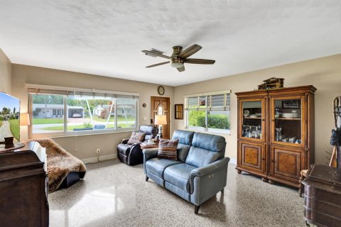 House in Wilton Manors, Florida 3 bedrooms, 138.42 sq.m. № 2252669 - photo 3