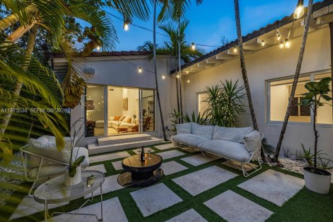 House in Miami, Florida 3 bedrooms, 201.04 sq.m. № 2042770