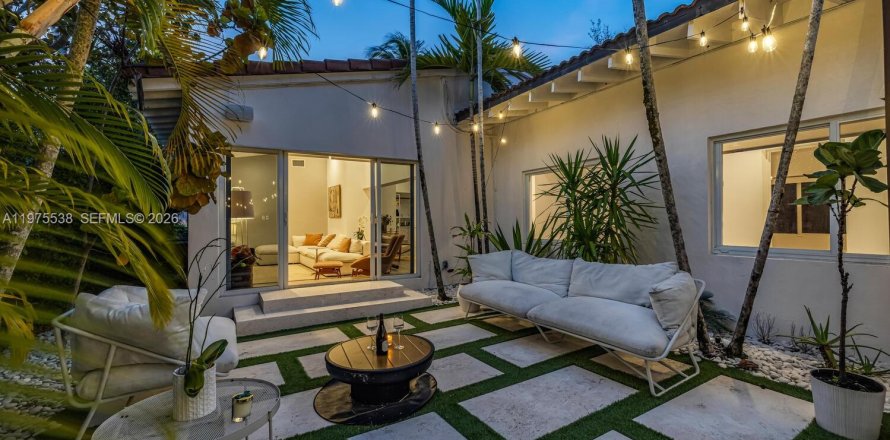 House in Miami, Florida 3 bedrooms, 201.04 sq.m. № 2042770