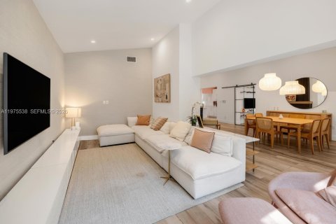 House in Miami, Florida 3 bedrooms, 201.04 sq.m. № 2042770 - photo 10