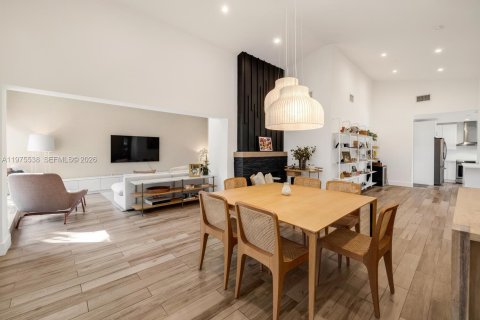 House in Miami, Florida 3 bedrooms, 201.04 sq.m. № 2042770 - photo 8