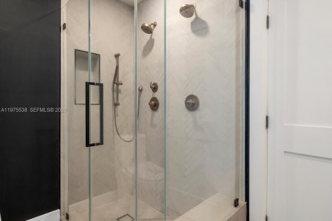 House in Miami, Florida 3 bedrooms, 201.04 sq.m. № 2042770 - photo 23