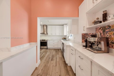 House in Miami, Florida 3 bedrooms, 201.04 sq.m. № 2042770 - photo 15