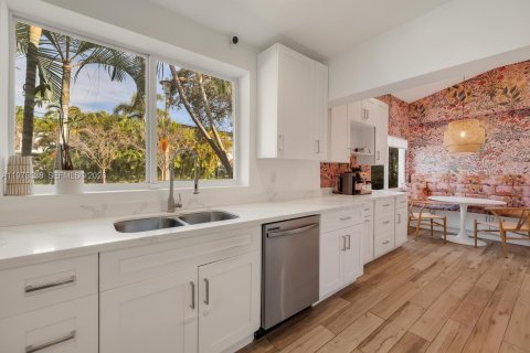 House in Miami, Florida 3 bedrooms, 201.04 sq.m. № 2042770 - photo 17