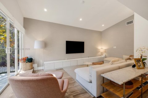 House in Miami, Florida 3 bedrooms, 201.04 sq.m. № 2042770 - photo 9