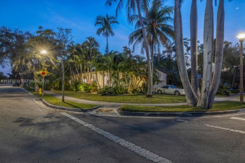 House in Miami, Florida 3 bedrooms, 201.04 sq.m. № 2042770 - photo 2