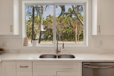 House in Miami, Florida 3 bedrooms, 201.04 sq.m. № 2042770 - photo 16