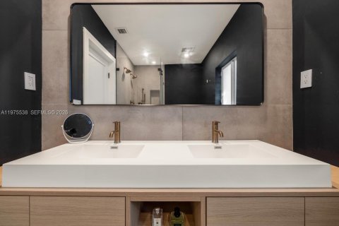 House in Miami, Florida 3 bedrooms, 201.04 sq.m. № 2042770 - photo 22