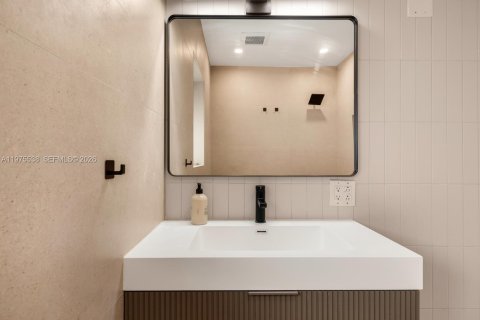 House in Miami, Florida 3 bedrooms, 201.04 sq.m. № 2042770 - photo 28