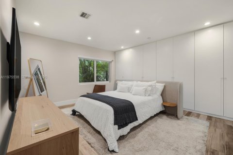 House in Miami, Florida 3 bedrooms, 201.04 sq.m. № 2042770 - photo 21