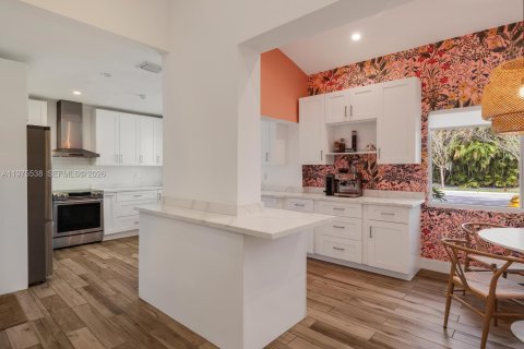 House in Miami, Florida 3 bedrooms, 201.04 sq.m. № 2042770 - photo 12