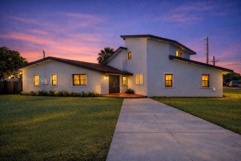 Дом в Майами, Флорида 3 спальни, 255.2м2 № 2030439