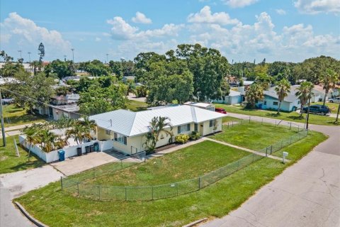 House in Bradenton, Florida 5 bedrooms, 215.25 sq.m. № 1844927 - photo 2