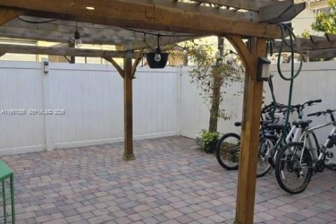 Adosado en venta en Hialeah Gardens, Florida, 3 dormitorios, 143.53 m2 № 2025736 - foto 16