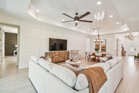 House in Weeki Wachee, Florida 4 bedrooms, 210.14 sq.m. № 1399235 - photo 4