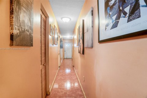 Casa en venta en Miami, Florida, 4 dormitorios, 145.58 m2 № 1969626 - foto 8