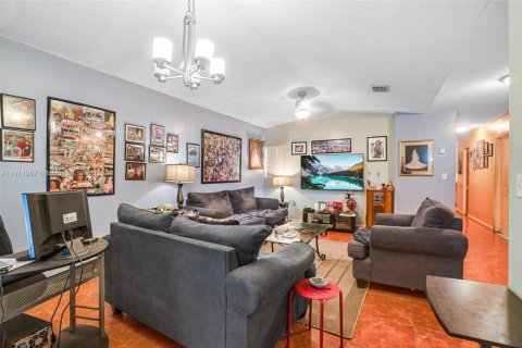 Casa en venta en Miami, Florida, 4 dormitorios, 145.58 m2 № 1969626 - foto 6