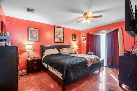 Casa en venta en Miami, Florida, 4 dormitorios, 145.58 m2 № 1969626 - foto 17
