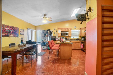 Casa en venta en Miami, Florida, 4 dormitorios, 145.58 m2 № 1969626 - foto 13